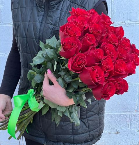 "Севилья"- букет из красных роз с доставкой по городу по Усть-Абакану